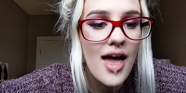 amateur,blonde,close up,cute,fetish,mouth,solo,spit,tongue,webcam,